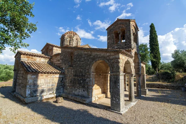 Templo Zoodochos Pigi Samarina Lugar Verde Poca Distancia Kalogerorrachi Uno —  Fotos de Stock