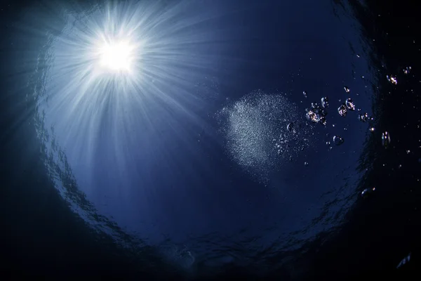 mavi su ile parlayan güneş ışınları ile snells pencere