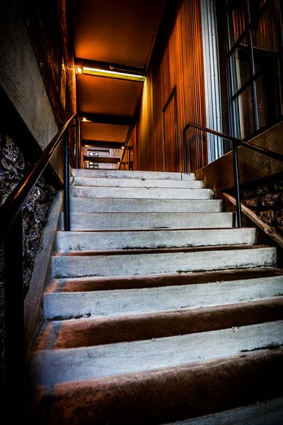 tuğla merdivenlerinde beton merdivenler