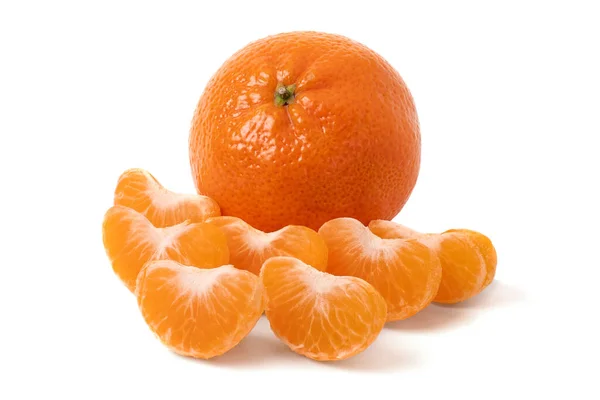 Zralé Mandarinky Řezy Bílém Izolovaném Pozadí Stínem — Stock fotografie