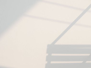 Bej bir duvarda pencere gölgesi ışığı olan soyut arkaplan