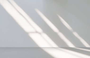 Boş odada, ışık ve gölgeli gri beton duvar dokusu.