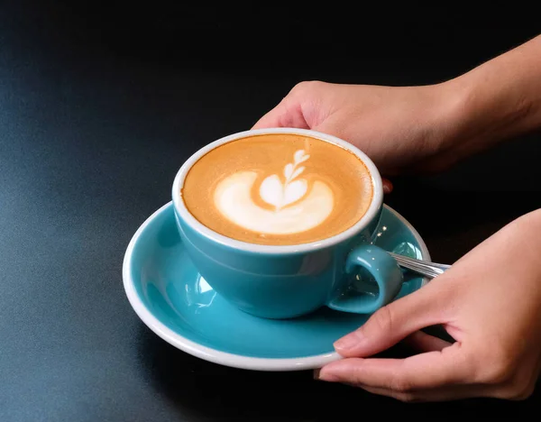 Serveuse Servant Une Tasse Café Avec Latte Art Client — Photo
