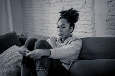 Mahvolmuş, depresyona girmiş, ağlayan, üzgün, depresyonda ve duygusal acı çeken genç bir Afro-Amerikan kadını. Gençlerde akıl sağlığı, intihara zorbalık ve kalp kırıklığı konsepti.
