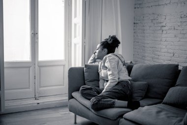Mahvolmuş, depresyona girmiş, ağlayan, üzgün, depresyonda ve duygusal acı çeken genç bir Afro-Amerikan kadını. Gençlerde akıl sağlığı, intihara zorbalık ve kalp kırıklığı konsepti.