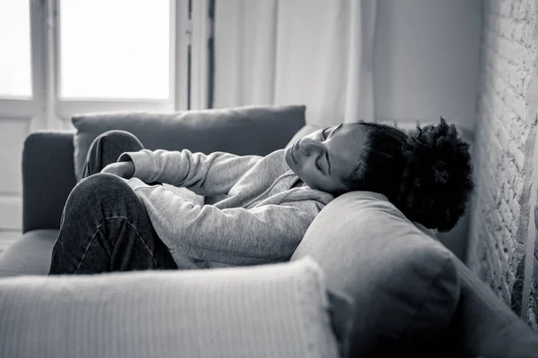 Jonge Aantrekkelijke Afrikaans Amerikaanse Vrouw Ligt Thuis Woonkamer Bank Zich — Stockfoto