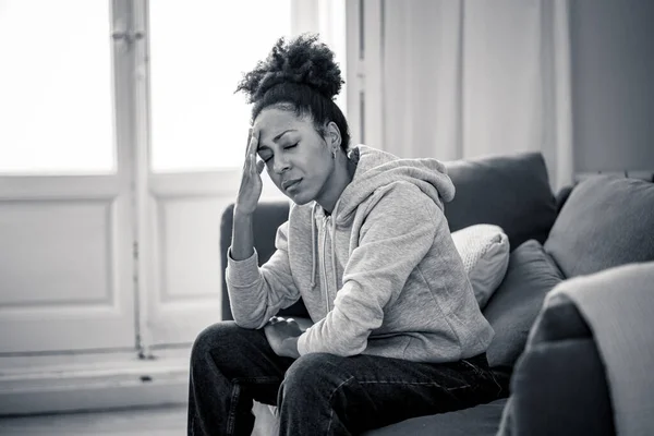 Deprimat Tânăr Atractiv Afro American Femeie Culcat Canapea Domiciliu Senzație — Fotografie, imagine de stoc