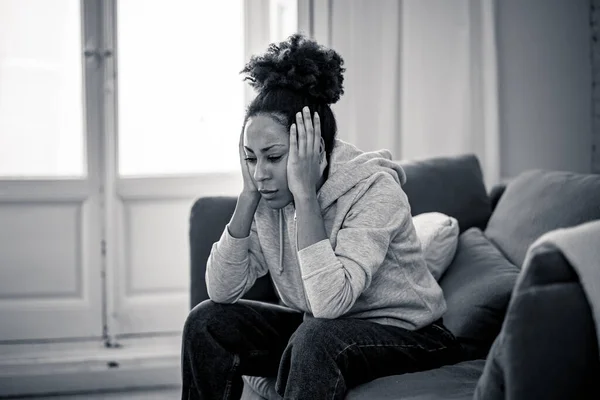 Fiatal Vonzó Afro Amerikai Fekszik Otthon Nappali Kanapén Érzés Szomorú — Stock Fotó