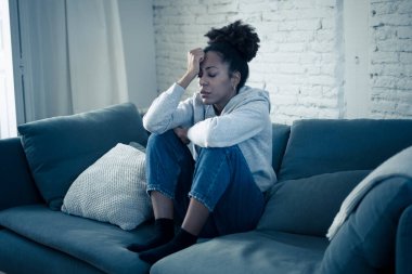 Mahvolmuş, depresyona girmiş, ağlayan, üzgün, depresyonda ve duygusal acı çeken genç bir Afro-Amerikan kadını. Gençlerde akıl sağlığı, intihara zorbalık ve kalp kırıklığı konsepti.