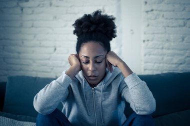 Mahvolmuş, depresyona girmiş, ağlayan, üzgün, depresyonda ve duygusal acı çeken genç bir Afro-Amerikan kadını. Gençlerde akıl sağlığı, intihara zorbalık ve kalp kırıklığı konsepti.