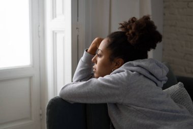 Mahvolmuş, depresyona girmiş, ağlayan, üzgün, depresyonda ve duygusal acı çeken genç bir Afro-Amerikan kadını. Gençlerde akıl sağlığı, intihara zorbalık ve kalp kırıklığı konsepti.