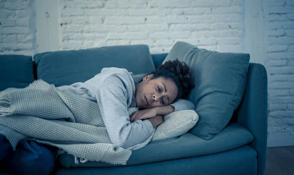 Déprimé Jeune Femme Afro Américaine Attrayante Couchée Sur Canapé Maison — Photo
