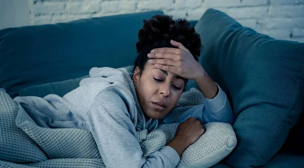 Пригнічена Молода Афроамериканська Жінка Яка Лежить Дивані Почувається Втомленою Стурбованою — стокове фото