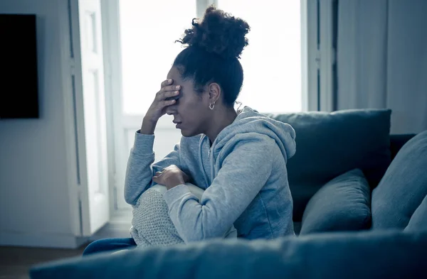 Depressieve Jonge Aantrekkelijke Afrikaans Amerikaanse Vrouw Liggend Bank Thuis Zich — Stockfoto