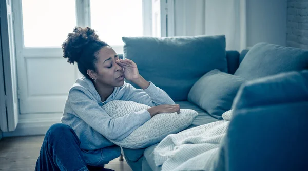 Deprimida Joven Atractiva Mujer Afroamericana Acostada Sofá Casa Sintiéndose Triste — Foto de Stock