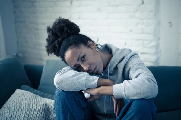 Deprimida Joven Atractiva Mujer Afroamericana Acostada Sofá Casa Sintiéndose Triste —  Fotos de Stock