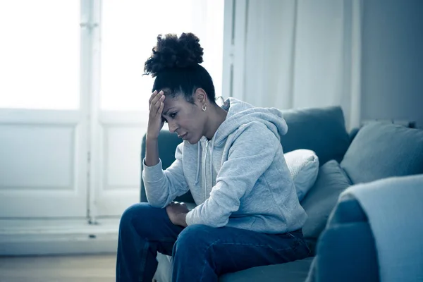 Depresivní Mladá Atraktivní Africká Americká Žena Ležící Doma Pohovce Pocit — Stock fotografie