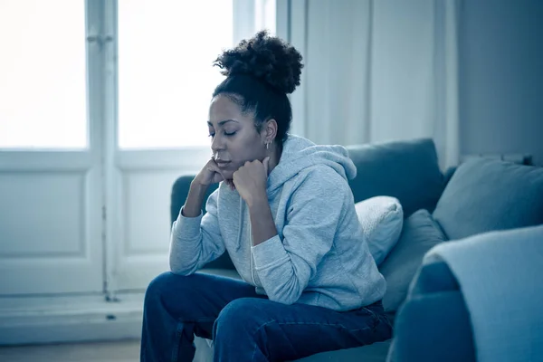 Пригнічена Молода Афроамериканська Жінка Лежить Дивані Почувається Втомленою Стурбованою Депресією — стокове фото