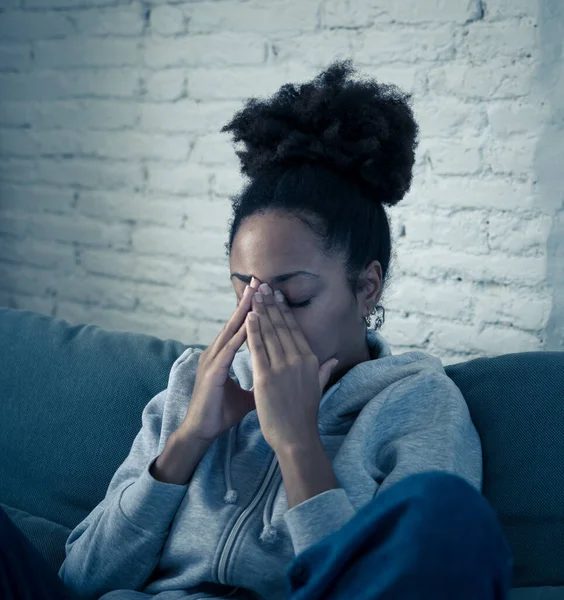 Jonge Depressieve Afro Amerikaanse Vrouw Huilt Verdrietig Gekwetst Lijden Depressie — Stockfoto