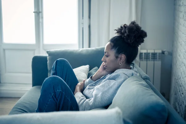Jovem Mulher Americana Africana Atraente Deitado Casa Sala Estar Sofá — Fotografia de Stock