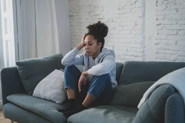 Ung Förkrossad Deprimerad Afrikansk Amerikansk Kvinna Gråter Ledsen Lider Depression — Stockfoto