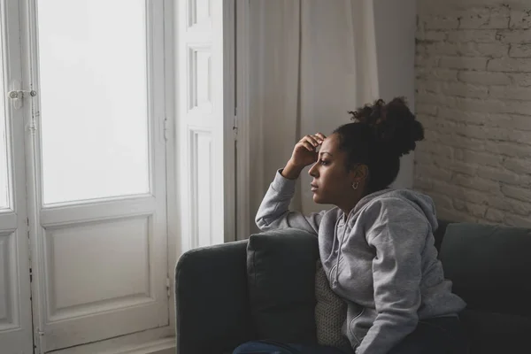 Молода Афроамериканка Яка Лежить Вітальні Відчуває Смуток Тривогу Через Депресію — стокове фото