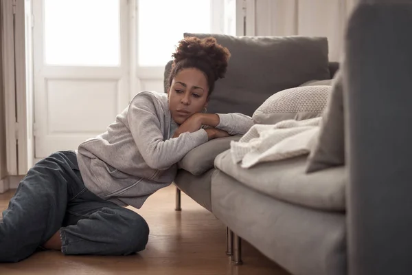 Ung Förkrossad Deprimerad Afrikansk Amerikansk Kvinna Gråter Ledsen Lider Depression — Stockfoto