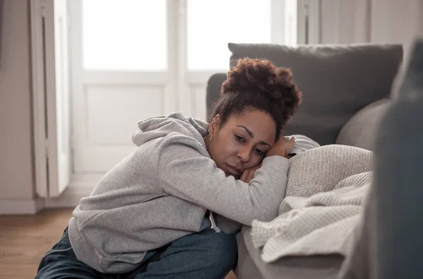 Jonge Depressieve Afro Amerikaanse Vrouw Huilt Verdrietig Gekwetst Lijden Depressie — Stockfoto