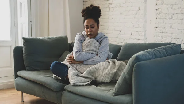 Mujer Afroamericana Atractiva Joven Acostada Sofá Sala Estar Casa Sintiéndose —  Fotos de Stock