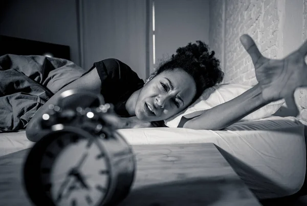 Giovane Bella Donna Afro Americana Casa Sdraiata Letto Tarda Notte — Foto Stock