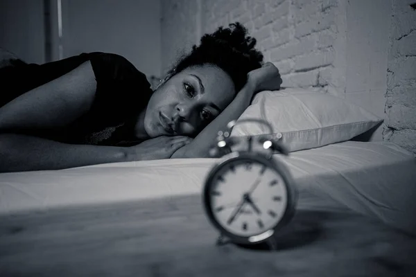 Wanita Muda Afro American Yang Cantik Rumah Terbaring Tempat Tidur — Stok Foto