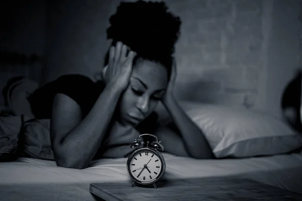 Young Beautiful Afro American Woman Home Lying Bed Late Night — Stock Photo, Image