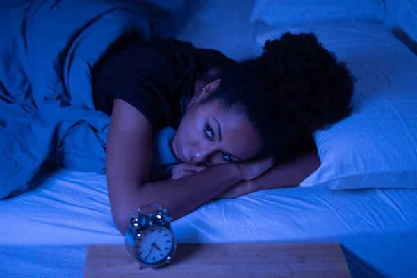 Joven Mujer Afroamericana Hermosa Casa Acostada Cama Tarde Noche Tratando —  Fotos de Stock