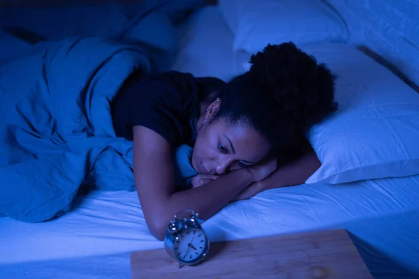 Wanita Muda Afro American Yang Cantik Rumah Terbaring Tempat Tidur — Stok Foto