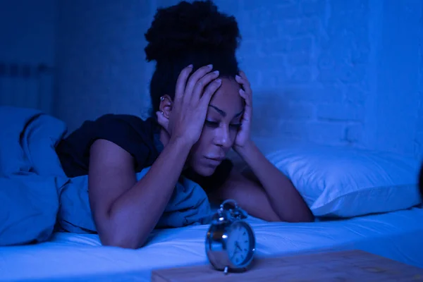 Jeune Belle Femme Afro Américaine Maison Couchée Tard Dans Nuit — Photo