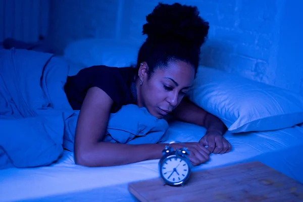 Joven Mujer Afroamericana Hermosa Casa Acostada Cama Tarde Noche Tratando — Foto de Stock