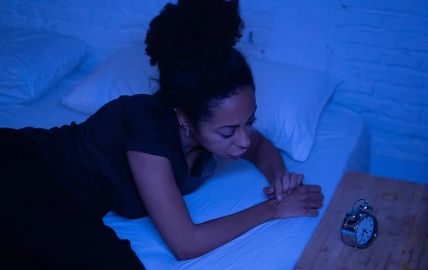 Joven Mujer Afroamericana Hermosa Casa Acostada Cama Tarde Noche Tratando —  Fotos de Stock