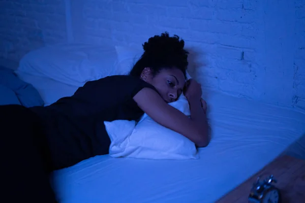 Jeune Belle Femme Afro Américaine Maison Couchée Tard Dans Nuit — Photo