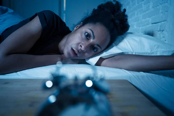 Молодая Красивая Афро Американка Лежит Дома Поздно Ночью Пытаясь Заснуть — стоковое фото