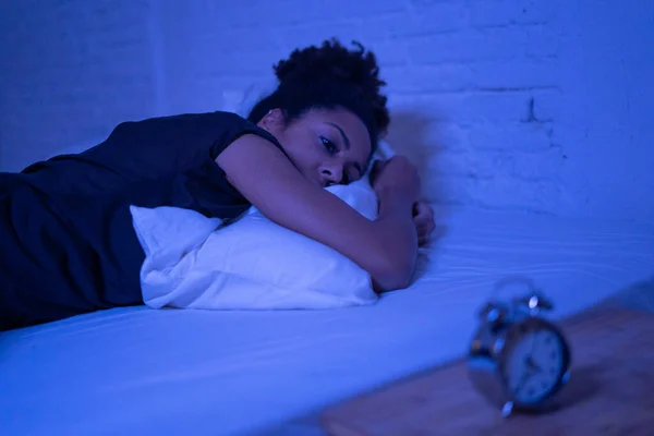 Young Beautiful Afro American Woman Home Lying Bed Late Night — Stock Photo, Image