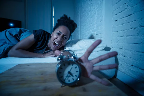 Jonge Mooie Afro Amerikaanse Vrouw Thuis Liggen Bed Laat Nacht — Stockfoto