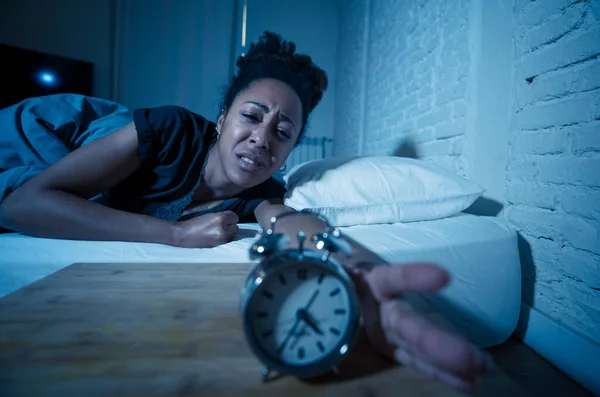 Fiatal Gyönyörű Afro Amerikai Otthon Feküdt Ágyban Késő Éjjel Próbál — Stock Fotó