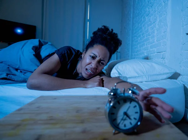 Νεαρή Όμορφη Αφρο Αμερικανίδα Στο Σπίτι Ξαπλωμένη Στο Κρεβάτι Αργά — Φωτογραφία Αρχείου
