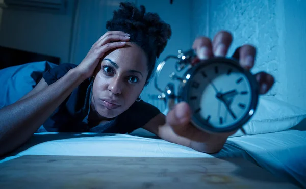 Jovem Mulher Afro Americana Bonita Casa Deitada Cama Tarde Noite — Fotografia de Stock