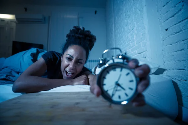 Молода Афро Американська Жінка Яка Лежала Ліжку Пізно Вночі Намагаючись — стокове фото