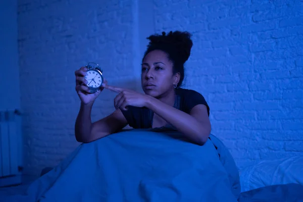 Молода Афро Американська Жінка Яка Лежала Ліжку Пізно Вночі Намагаючись Ліцензійні Стокові Зображення