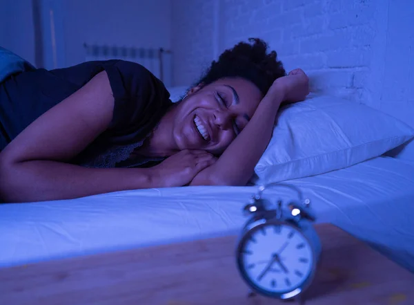 Joven Mujer Afroamericana Hermosa Casa Acostada Cama Tarde Noche Tratando Imagen De Stock