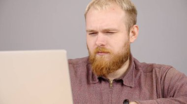 Ev ofisinden dizüstü bilgisayarla çalışan mutlu beyaz iş adamı.. 