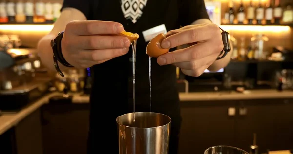 Barmen barda lezzetli bir kokteyl hazırlıyor.. 