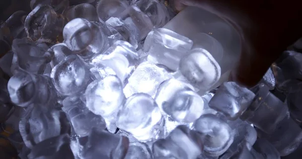 The bartender takes a lot of ice cubes. Cooling cocktail — Stockfoto